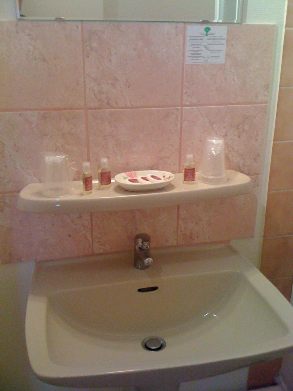 Hotel Du Centre Pierrelatte Habitación foto