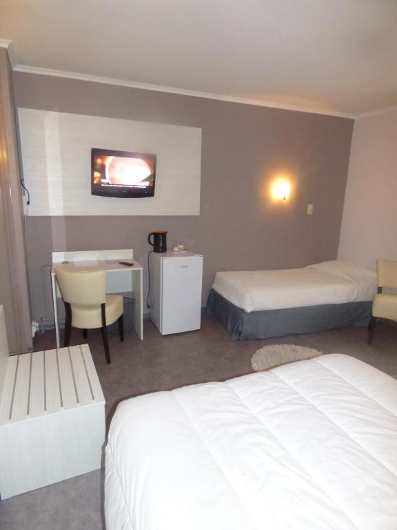 Hotel Du Centre Pierrelatte Habitación foto